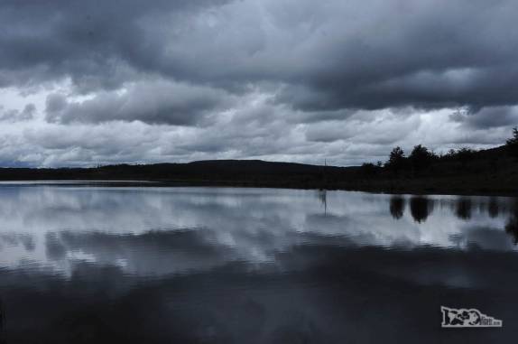 Um dia nublado refletido nas águas do lago Fagnano, perto de Tolhuin, pequena cidade na região de Ushuaia, no sul da Terra do Fogo, Argentina